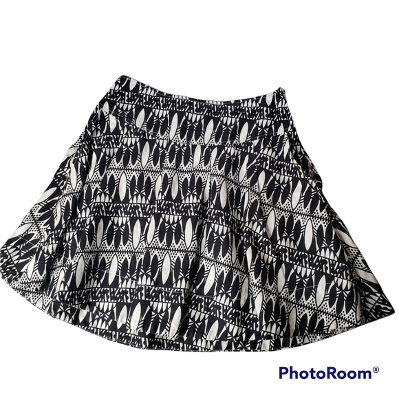 H&M Dresses & Skirts - Stylish Black and White Patterned Skirt
